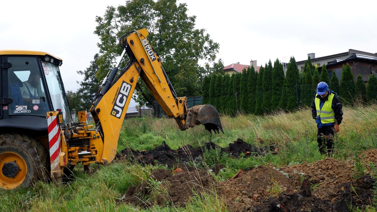 Měly zde stát domy. Pod zemí se našly řetězy, gumáky i kosti